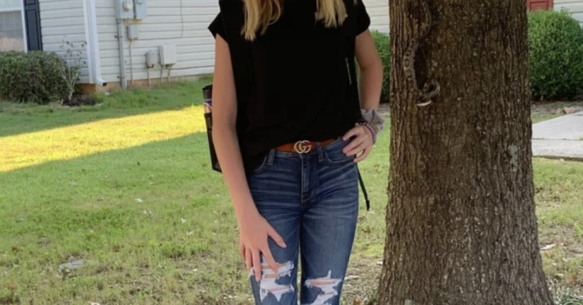 Mom Freaks Out After Noticing Whats In Background Of Daughters Back To School Picture