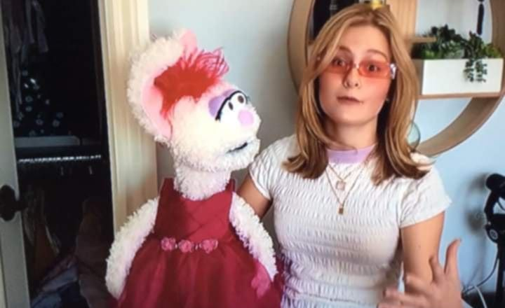 “Did that puppet just flirt with Ron Pearson?! — What happened backstage with Darci Lynne has fans losing their minds!” It felt like a scene ripped from a feel-good sitcom—but with a twist no one saw coming. In the blink of an eye, Edna (Darci Lynne’s iconic puppet) unleashed a flirty one-liner so perfectly timed, Ron Pearson nearly dropped his mic in shock. What started as casual backstage banter exploded into a viral moment packed with sass, charm, and that signature Darci magic. Viewers are calling it “comedy gold” and “the funniest 20 seconds of the week.” One thing’s for sure—this wasn’t your average puppet show
