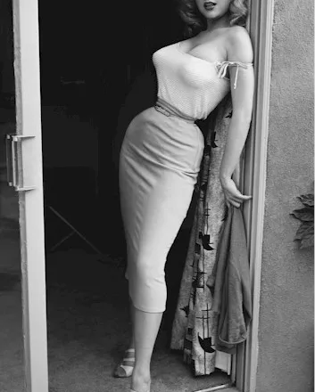 The Original Hourglass: A Model Who Redefined Beauty and Strength